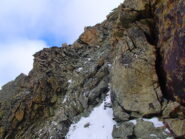 Sul versante svizzero, a sinistra sotto il filo di cresta, si punta alla parte finale per la cima riportandosi a destra per roccette instabili