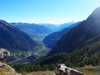 La Valdigne dalla cima, con sullo sfondo Emilius e Grivola.