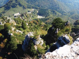 Sguardo verso valle dalla cengia del traverso.