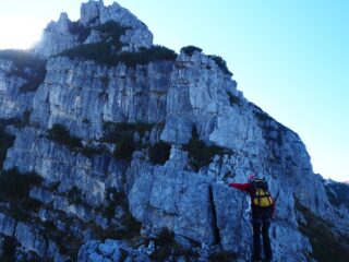 I tratti attrezzati che portano su Cima Forni Alti.