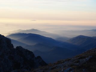 Sguardo verso la pianura salendo a Cima Palon.