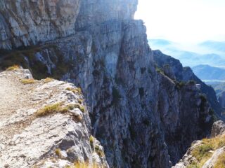 Gli incredibili precipizi su cui passa la strada.