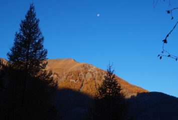 Il Mont Corquet visto dalla prima parte del sentiero.
