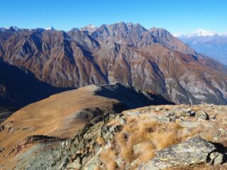 La dorsale di salita vista dalla cima.