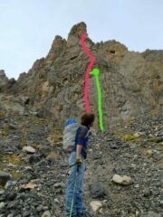 La linea di salita in rosso e in verde la variante del primo tiro seguita