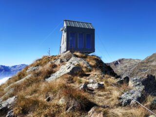 Lasciando il bivacco, inizio cresta.