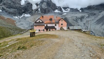 il Rifugio Città di Milano, ottimo punto d'appoggio per questa e altre salite in zona