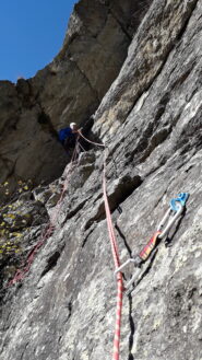 in traverso ascendente verso la radice del diedro..