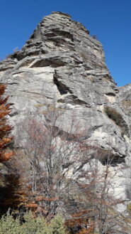 il torrione Rubinella con al centro la via di salita di oggi..