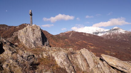 la crocina in marmo e sullo sfondo il Civrari..