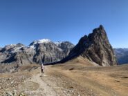 Si scende a sx dietro i Serous