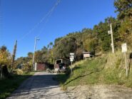 Parcheggio e sentiero attacco sulla dx 