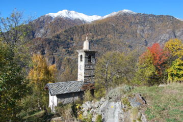 Cappella di S. Francesco di Sales a Pillaz, in una giornata da cartolina.
