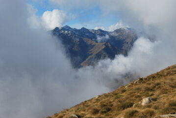 Non è la Pera Fourà ma la Nebia Fourà …. La cresta dal Monte Cucco verso il Colle della Colma dalla cima del Monticchio