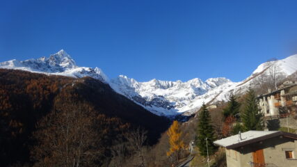 Il gruppo del Monviso dalla frazione di Borgo