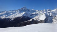 Salendo verso il Briccas con il gruppo del Monviso alle spalle