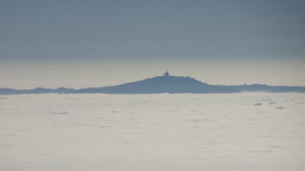 Superga emerge dalle nuvole