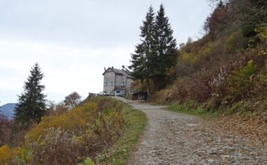 Dalla Bocca di Trat saliamo in breve per una visita al Rif. N.Pernici 1600mt.