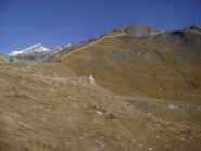 dal colle, la dorsale erbosa e la traccia che aggira il tratto roccioso della cresta