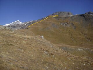 dal colle, la dorsale erbosa e la traccia che aggira il tratto roccioso della cresta