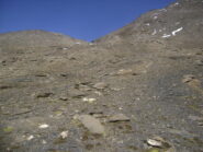 aggirando la cresta si intravede il colletto da raggiungere a quota 3100m, segnato da un bastone