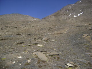aggirando la cresta si intravede il colletto da raggiungere a quota 3100m, segnato da un bastone