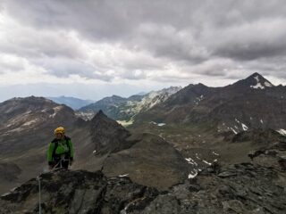 Sulla punta Sud, sulla destra il vallone di salita con in fondo il lago Luseney
