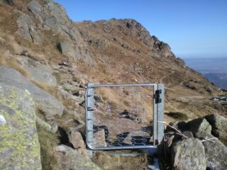 Curioso cancelletto sul sentiero