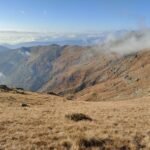 Vista dal colletto del Rognoso, si vede in fondo la zona del tratto di itinerario che scende dalla Costafiorita:  in particolare, la zona quasi pianeggiante in costa e, proprio in centro alla foto, il pronunciato costone boscoso che scende da dx verso sx fin quasi al Messa.