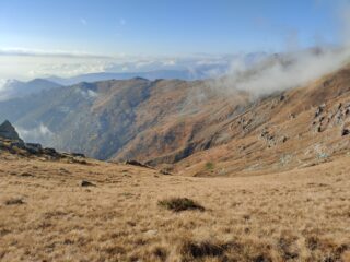 Vista dal colletto del Rognoso, si vede in fondo la zona del tratto di itinerario che scende dalla Costafiorita:  in particolare, la zona quasi pianeggiante in costa e, proprio in centro alla foto, il pronunciato costone boscoso che scende da dx verso sx fin quasi al Messa.