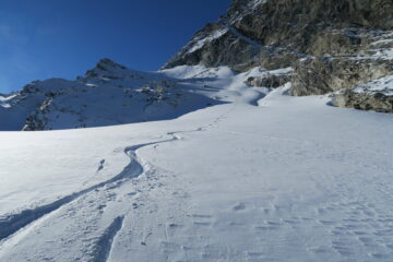 neve farinosa, peccato che dove non ci sono residui di nevai non c'è fondo e le solette degli sci ne risentono parecchio