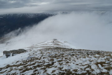 nebbie in transito sotto l'anticima