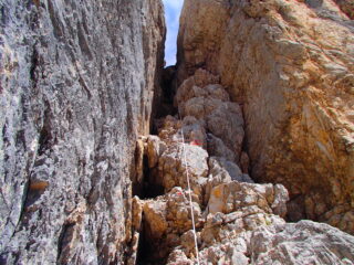 Il passaggio col masso incastrato e la corda fissa nuova attrezzata.