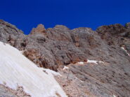 Sulla cengia finale, guardando in direzione della Punta Sorapiss, ancora un po di neve sulla cengia ad inizio stazione.