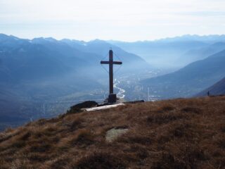 La croce che domina la conca di Domodossola.