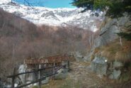 Arrivo al Ponte Cabrin. Sullo sfondo il pendio per il rifugio già abbondantemente innevato.