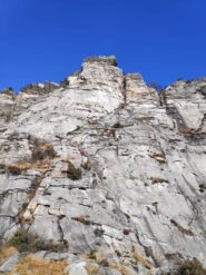 il torrione su cui corre la via, terzo tiro sulla placca bianca