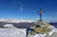 Croce di vetta e Monviso sullo sfondo