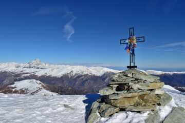 Croce di vetta e Monviso sullo sfondo