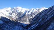 La parte bassa dell'ombroso Vallone Forneris, in fondo al sole il solco vallivo