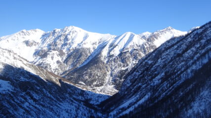 La parte bassa dell'ombroso Vallone Forneris, in fondo al sole il solco vallivo