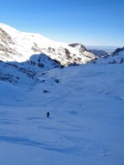 Neve polverosa nei brevi valloncelli verso la strada