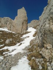 A dx con qualche passaggio a secco in ramponi (meno ripido che a sx) 