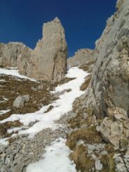 A dx con qualche passaggio a secco in ramponi (meno ripido che a sx) 