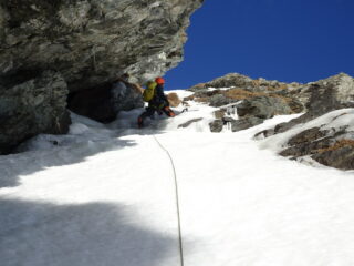Tratto di neve e ghiaccio dopo L1: nella pancia del diedro (foto mgulliver)