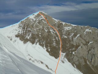 Itinerario visto dalla Costa Pianard (foto 24.12.2021): rosso salita, azzurro discesa