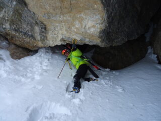 Curt in uscita dal buco del masso incastrato