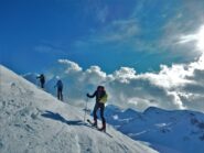Verso la cima con le nubi in arrivo dal mare