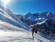 Salendo, con la piramide della Platasse sullo sfondo