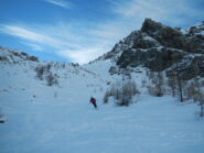 sullo sfondo il bel pendio di salita al Passo di San Giacomo